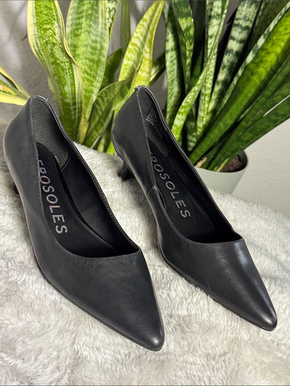 Aerosoles Rana Black Leather Kitten Heel Pumps - Women's 6.5